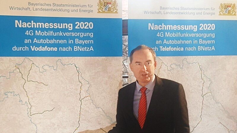 Der bayerische Wirtschaftsminister Hubert Aiwanger sieht Fortschritte bei der Mobilfunkversorgung auf den Autobahnen im Freistaat.