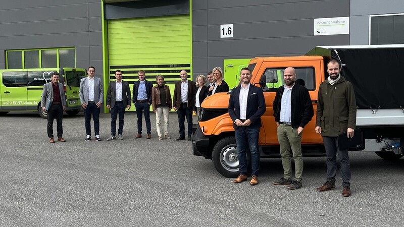 Die sieben Bürgermeister mit den Vertretern von Evum Motors, BBH und regionalwerke im Vorfeld der Fertigungshalle in Bayerbach.
