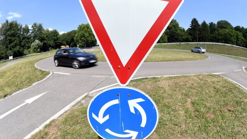 Ein provisorischer Kreisverkehrsplatz wird bei Altenkreith eingerichtet. (Symbolbild)