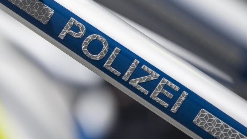 Schriftzug "Polizei". Foto: Boris Roessler/dpa/Archivbild
