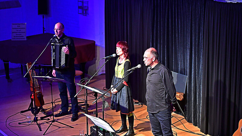 Einblick in die Welt der Emerenz Meier gab Monika Drasch, begleitet von Johannes Mayr (links) und Alex Haas.