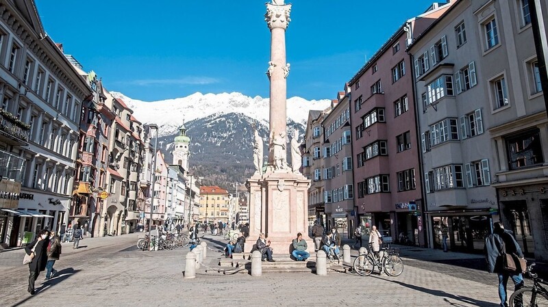 Die Alpenidylle in Innsbruck trügt. Wer aus Tirol ausreisen will, muss von Freitag an einen negativen Corona-Test vorlegen.