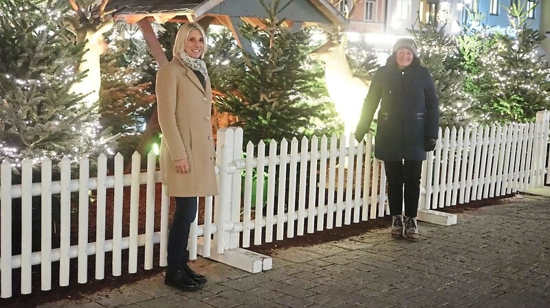 Dritte Bürgermeisterin Renate Wasmeier (l.) und Kulturamtsleiterin Sabine Saxinger am erleuchteten Weihnachtswald.