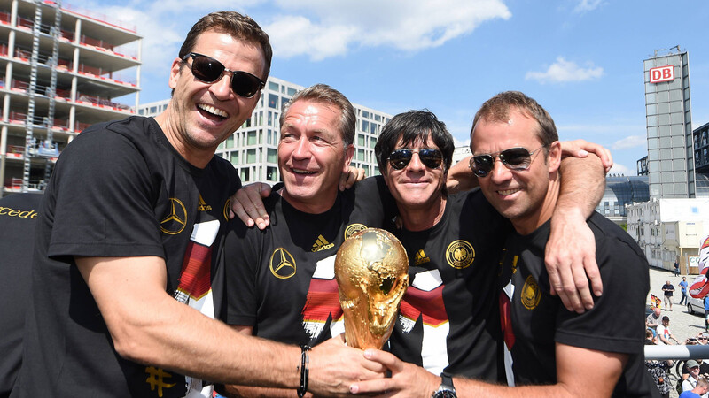 Hansis größter Erfolg: Flick (r.) feiert mit Bundestrainer Oliver Bierhoff, und Torwarttrainer Andreas Köpke und Joachim Löw den WM-Titel 2014.