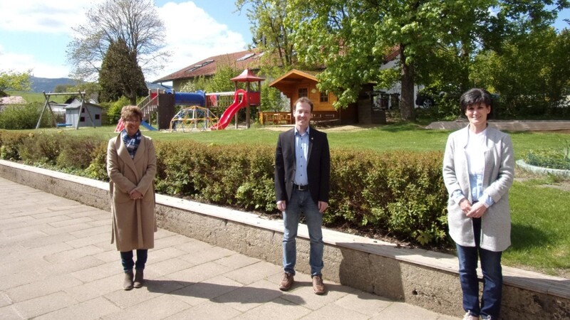 Maria Lommer und Bürgermeister Florian Neppl freuen sich zusammen mit Kindergartenleiterin Stefanie Fenzl (v.l.) über den großen Spielgarten, der den Kindern zur Verfügung steht.