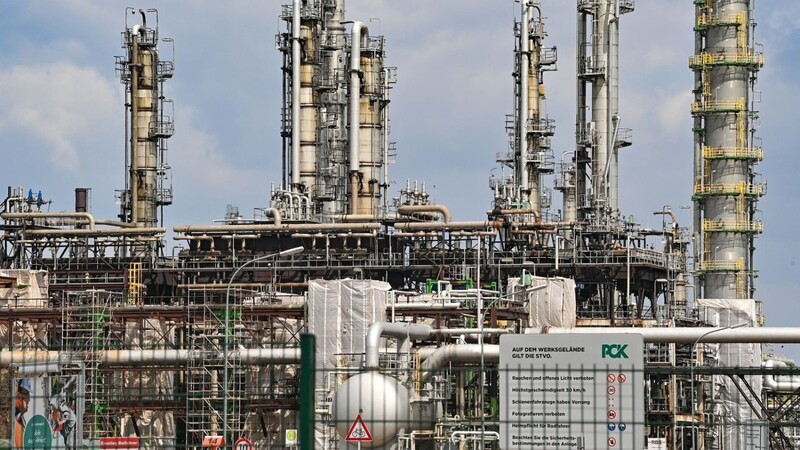 Anlagen auf dem Industriegelände der PCK-Raffinerie GmbH. In der Erdölraffinerie PCK in Schwedt kommt Rohöl aus Russland über die Pipeline "Freundschaft" an.