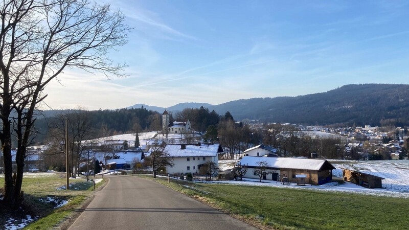 Idyllisch liegt Oberried im Landkreis Regen. Das Dorf plant seit Jahren seine Erneuerung. Die rückt jedoch in die Ferne.