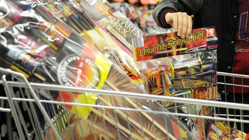 Die Einzelhändler in Bayern hoffen in diesem Jahr auf einen Verkaufsrekord für Silvester-Feuerwerk.