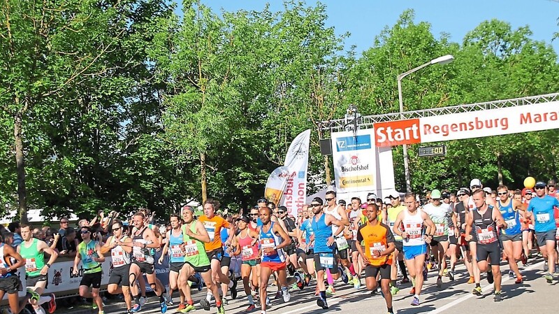 Start des Regensburg Marathons. Im Frühjahr 2023 geht die Veranstaltung in die 31. Runde.
