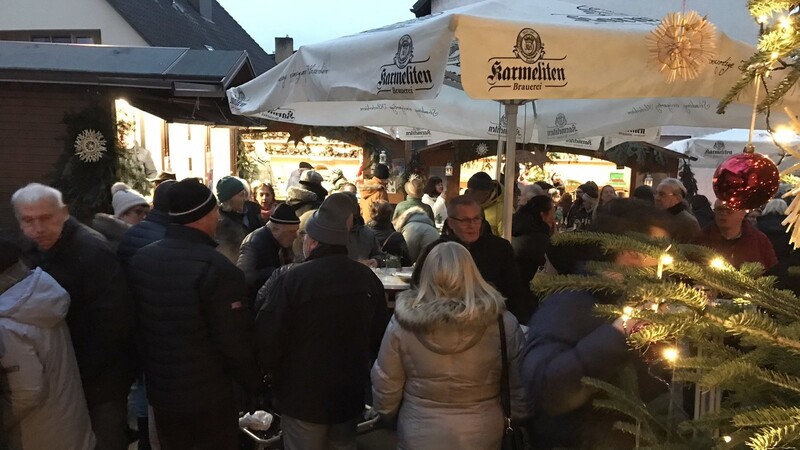 Dicht gedrängt genossen die Besucher des Weihnachtsmarkts der Altstadtfreunde das einzigartige Flair dieses außergewöhnlichen Markts beim Petersfriedhof.
