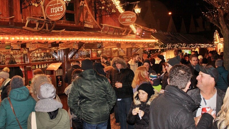 Zwei Tage vor Heilig Abend herrschte am Landshuter Christkindlmarkt in der Freyung noch einmal Hochbetrieb.