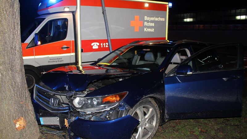 Unfall in der Straubinger Innenstadt: Autofahrer fährt in der Nacht auf Mittwoch gegen einen Baum.