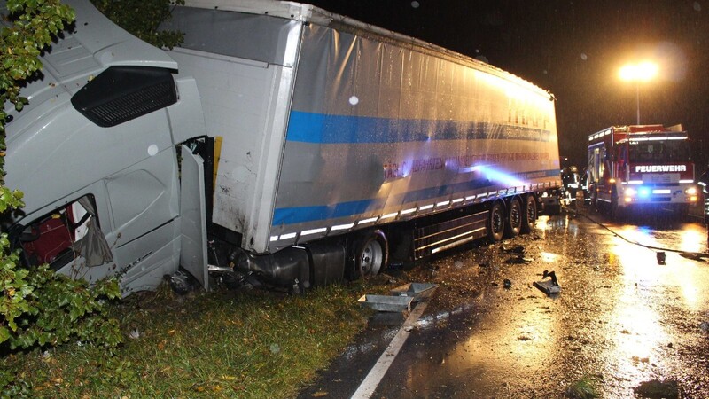Bei einem schweren Unfall auf der B8 bei Straubing ist Mittwochnacht ein Autofahrer ums Leben gekommen.