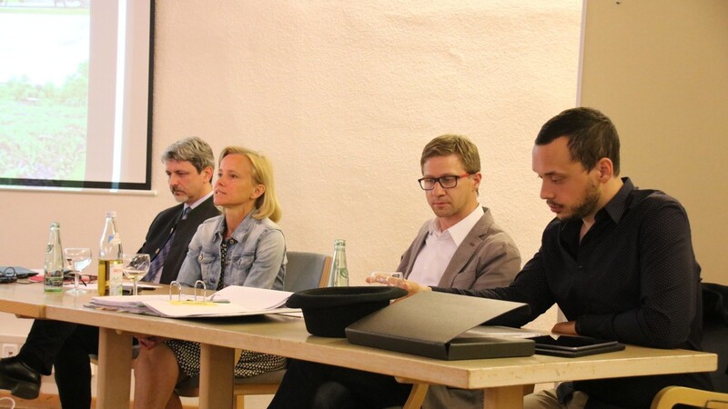 Informierten im Rathaus über den Planungsstand: Bürgermeister Bauer, Projektleiterin Ursula Hochrein, Bauamt-Leiter Beer und Tobias Drexler (von links).