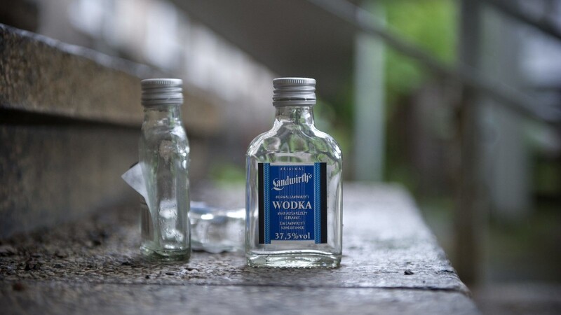 Bei der Kontrolle fanden die Beamten der PI Vilsbiburg eine Wodkaflasche auf dem Beifahrersitz des Lkw-Fahrers (Symbolbild).