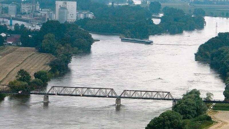 Sehr niedrig ist die Bogener Eisenbahnbrücke. Ihre Zukunft wird im Zuge des Donauausbaus nun wieder Thema. (Foto: sp)