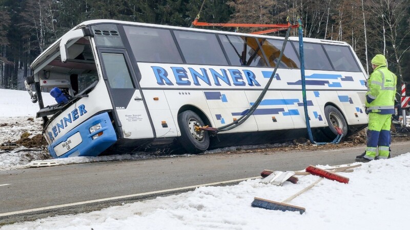Nach einem Unfall mit einem Schulbus mussten am Freitag 27 Kinder ins Krankenhaus gebracht werden.