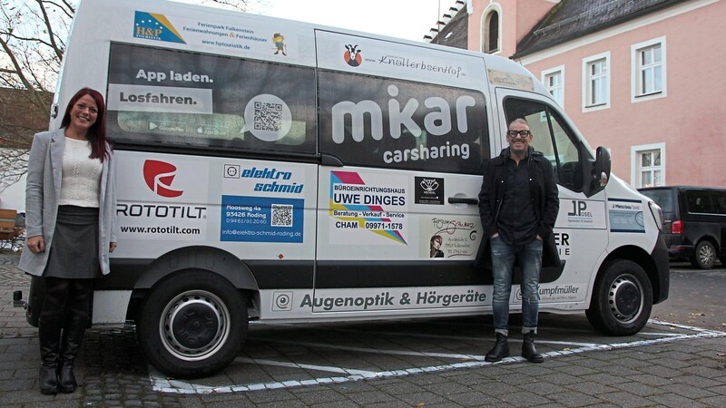 Sie sind die Macher dahinter: Matthias Mierswa, Geschäftsführer der Firma mikar mit Sitz in Deggendorf, und Bürgermeisterin Heike Fries freuen sich über die gute Akzeptanz des Car-Sharing-Angebots in Falkenstein.