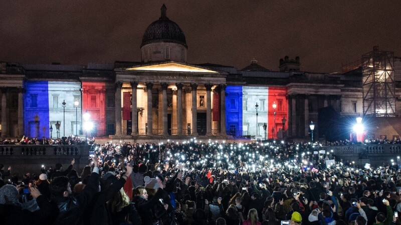 Weltweit wurde den 129 Todesopfern der Anschläge gedacht, wie hier auf dem Trafalgar Square in London.