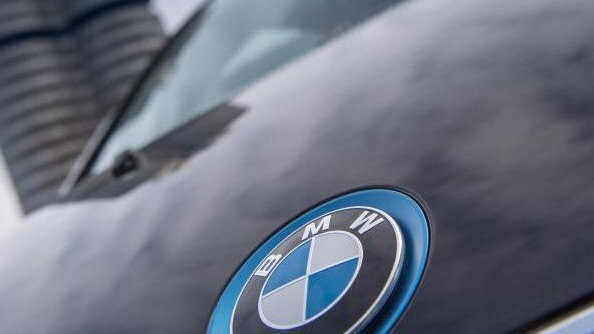 Vier Männer sollen Fahrzeugteile aus dem Logistikzentrum von BMW entwendet und auf dem Schwarzmarkt verkauft haben.
