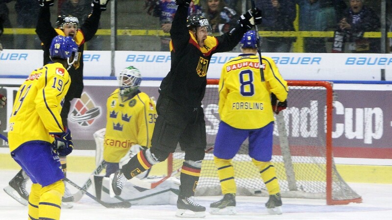 Deutschland hat das Eishockey-Länderspiel in Landshut mit 3:2 nach Penaltyschießen gegen Schweden gewonnen.