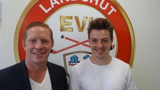 EVL-Manager Christian Donbeck mit Jakob Mayenschein. (Foto: EVL Landshut Eishockey)