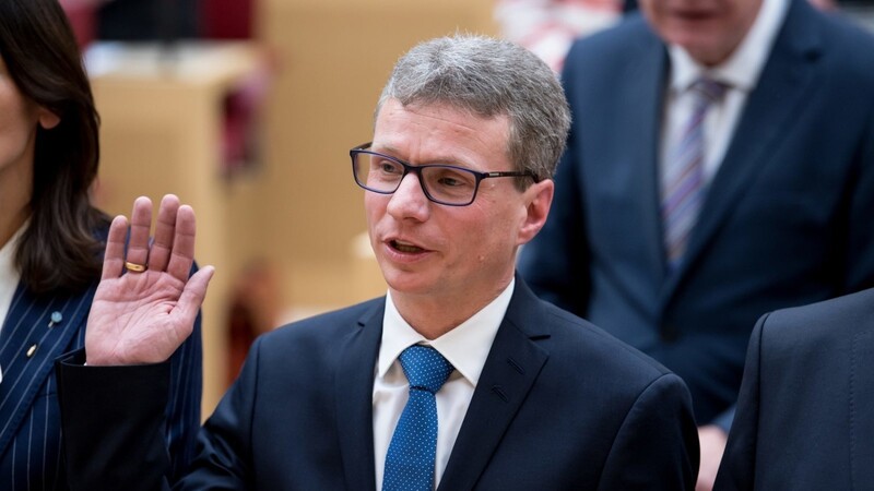 Bernd Sibler (CSU), Bildungsminister von Bayern, legt in einer Sondersitzung des bayerischen Landtags seinen Amtseid ab. Nach der Wahl des neuen Ministerpräsidenten wurde sein Ministerrat ernannt.