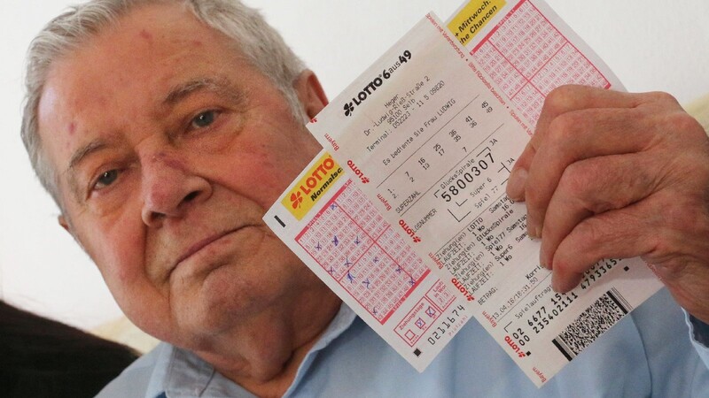 Erwin D. hält den Lottoschein in den Händen, der ihn fast zum Multimillionär gemacht hätte. Der Rentner hatte die richtigen Zahlen für den Lotto-Jackpot über rund 8,9 Millionen Euro getippt. Doch er hatte den Schein zu spät abgegeben.