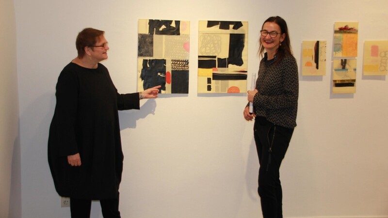Renate Höning (links) präsentiert in der Ausstellung im Chamer Cordonhaus unter anderem zahlreiche Collagen.