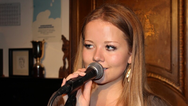 Eva Niedermeier wurde im Mai 2015 zur bayerischen U20-Meisterin im Poetry Slam gewählt.