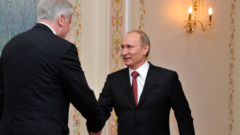 Der bayerische Ministerpräsident Horst Seehofer (CSU, l) wird am 13.04.2011 vom Regierungschef der Russischen Föderation, Wladimir Putin, in dessen Residenz Nowo-Ogarjewo bei Moskau begrüßt.