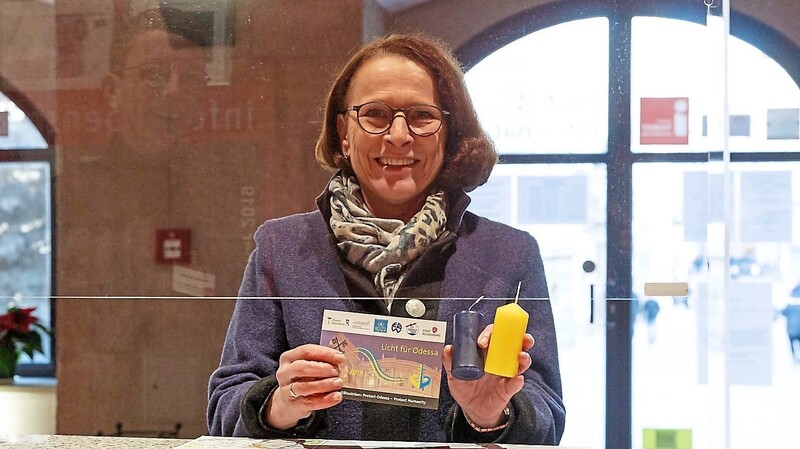Regensburgs Oberbürgermeisterin Gertrud Maltz-Schwarzfischer beim Kauf der Kerzen "Licht für Odessa".