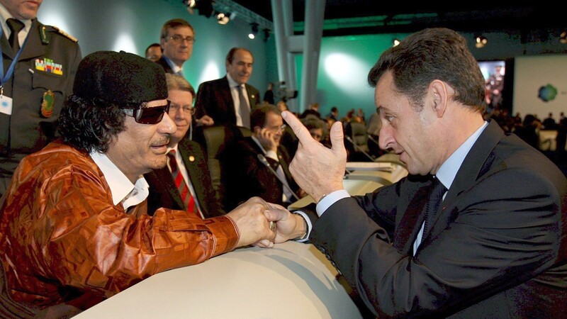 Nicolas Sarkozy (r), damaliger Staatspräsident von Frankreich, unterhält sich am Rande der EU-Afrika-Gipfels mit Muammar Gaddafi, dem damaligen Staatsoberhaupt von Libyen.