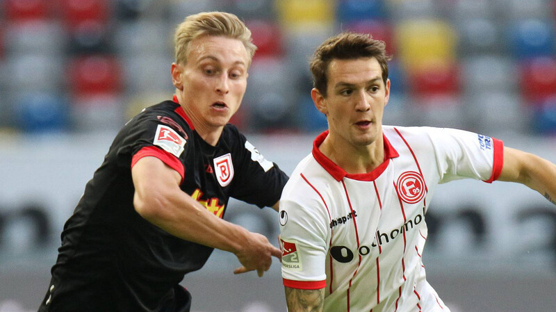 Joshua Mees (links) und der SSV Jahn Regensburg konnten aus Düsseldorf keine Punkte mitnehmen.