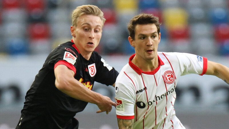 Joshua Mees (links) und der SSV Jahn Regensburg konnten aus Düsseldorf keine Punkte mitnehmen.