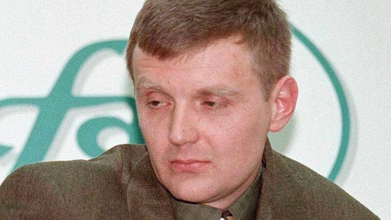 Der damalige russische Geheimdienstoffizier Alexander Litwinenko spricht im November 1998 während einer Pressekonferenz in Moskau.