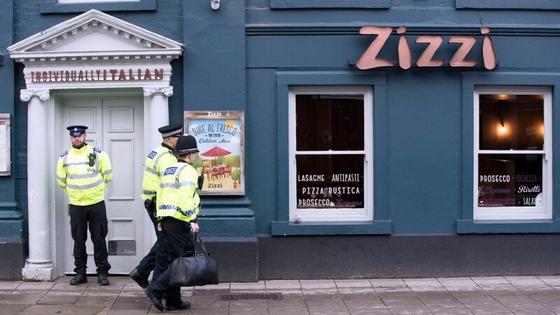 Polizisten stehen vor dem Restaurant Zizzi, in der nähe des Ortes an dem am Vortag ein russischer Ex-Spion mit Vergiftungserscheinungen gefunden wurde.