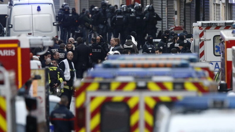 Saint-Denis nördlich von Paris am frühen Mittwoch. Spezialeinheiten der Polizei haben eine Wohnung umstellt, in der sich mutmaßliche Drahtzieher der Terroranschläge verschanzt haben.