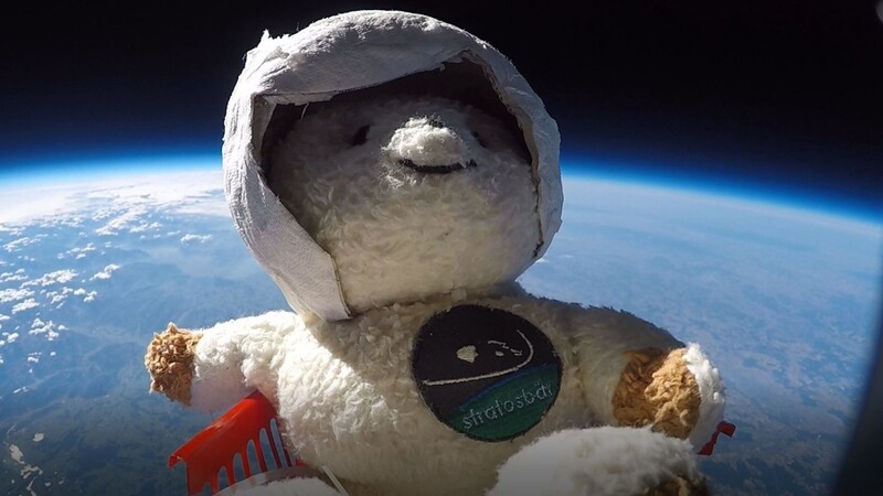 Ein nicht alltägliches Projekt ging kürzlich in Pfronten auf Initiative der Firma plü natur über die Bühne. Dort wurde ein Teddybär mit einem Wetterballon in die Stratosphäre befördert. Ein Projekt für den guten Zweck.