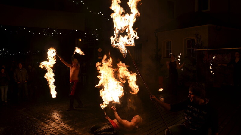 Feuer und Flamme: Die jungen Akteure der Gruppe "Agones Panduri" begeistern mit einer heißen Show. (Foto: Schreiner)