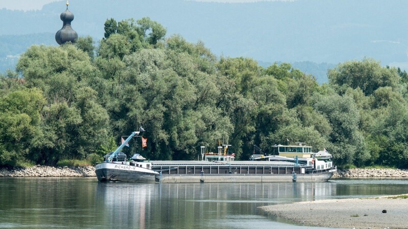 Auf der Donau bei Deggendorf ist am 10. November ein Schiff auf Grund gelaufen.
