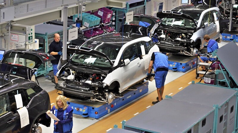 Der Autobauer BMW hält ungeachtet des Vorstoßes von VW für eine Fertigung von Elektroauto-Batterien in Deutschland an seiner Strategie der Arbeitsteilung mit Samsung fest.