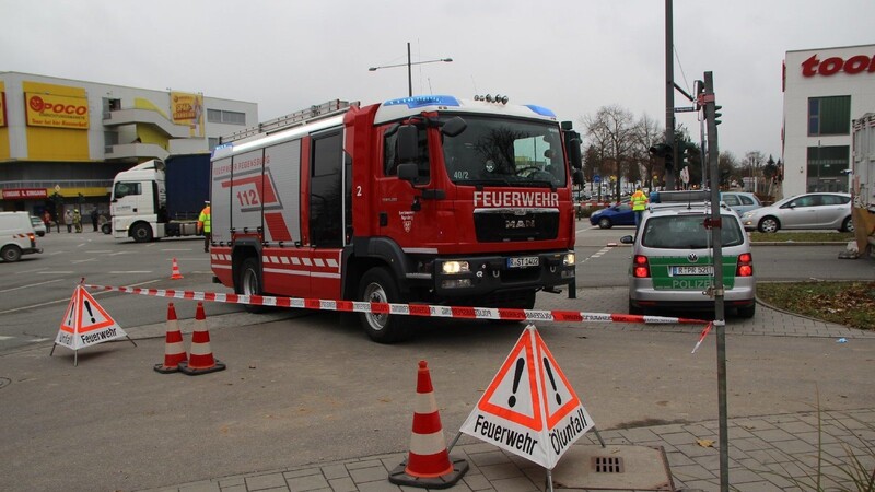 Bei einem schweren Unfall in Regensburg ist am Montagmittag ein Radfahrer ums Leben gekommen.