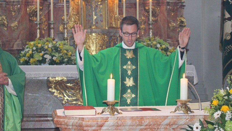 Pater Felix Biebl beim Erteilen des Primizsegens.