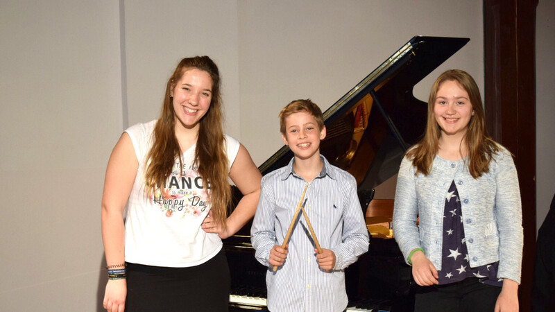 Die Städtische Musikschule ist stolz auf ihren erfolgreichen Nachwuchs: Das Foto zeigt (von links) Julia Dendl, die bei "Jugend musiziert" den zweiten Preis erspielte, und Elias Draxinger sowie Carla Usberti, die den Sprung zum Bundeswettbewerb nach Paderborn geschafft haben.