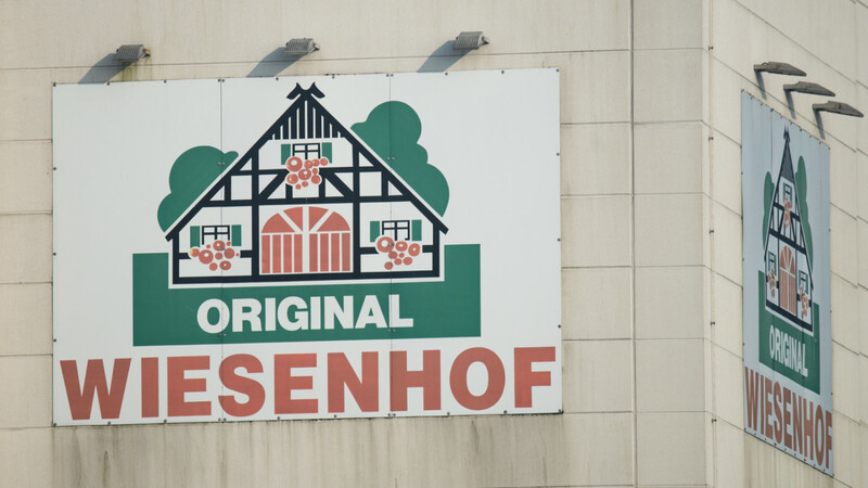 Das Wiesenhof-Logo an dem zerstörten Betrieb bei Bogen. (Foto: Armin Weigel/dpa)