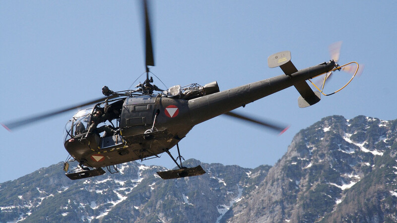 Mit Alouette-III-Hubschraubern konnte das Österreichische Bundesheer die Skifahrer bergen.