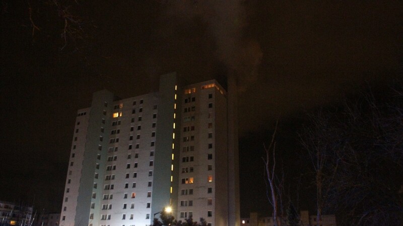 In der Regensburger Isarstraße hat es in der Nacht auf Freitag in einer Wohnung im 14. Stock gebrannt.