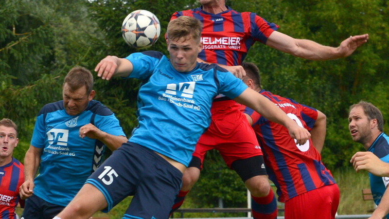 Matthias Graf (rot-blaues Trikot) und der 1. FC Bad Kötzting verloren ihr Auswärtsspiel in Bad Abbach (hier Sebastian Eller).
