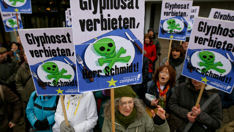 Demonstranten protestieren am 15.03.2016 in Hamburg gegen den Einsatz des Pflanzenschutzmittels Glyphosat.